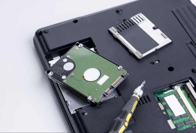 ノートパソコン裏側ハードディスクのフタを取り外す