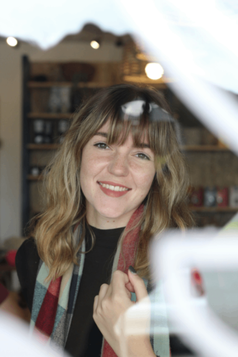 加工前の歯が少し黄ばんだポートレート写真