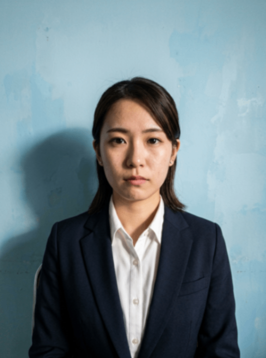 影が写った元の証明写真（Before）